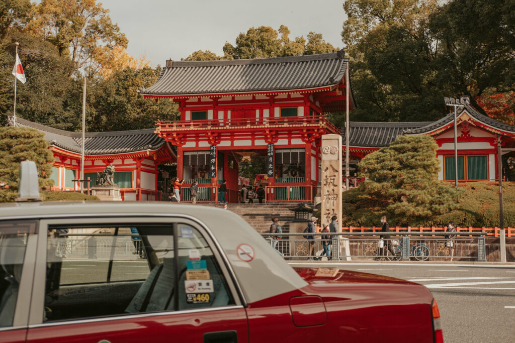 Approach to Yasaka Shrine seen from Shijo Dori