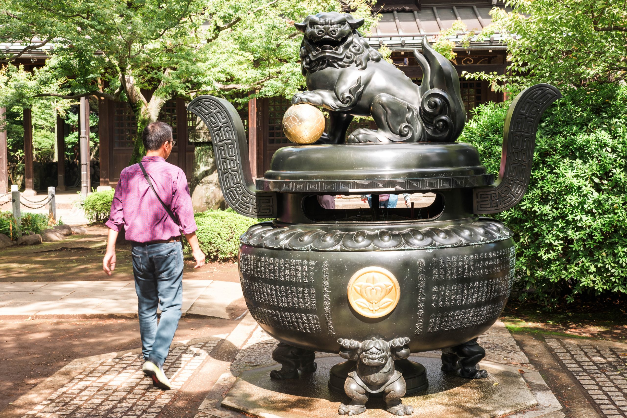 At the main entrance of the Gotokuji temple At the main entrance of the Gotokuji temple