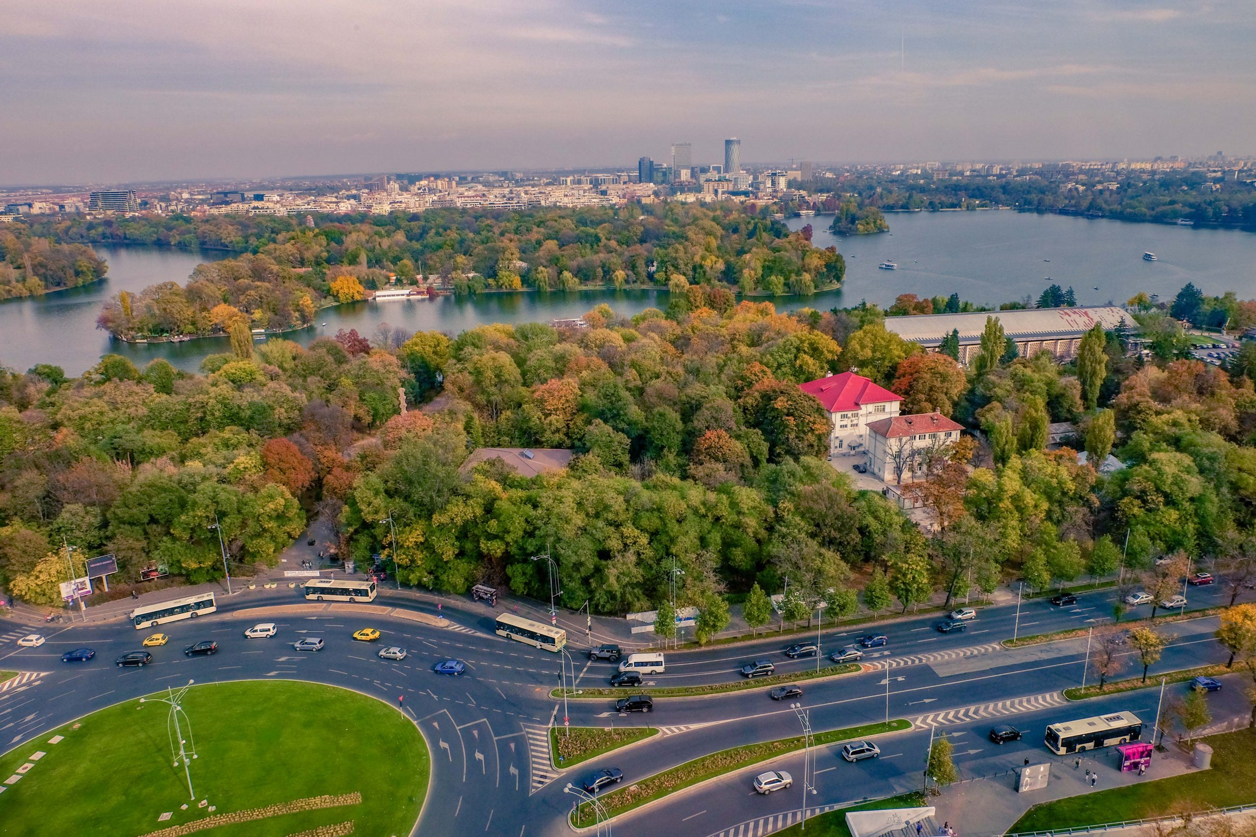 Kiseleff and Aviatorilor Boulevards together as seen from above