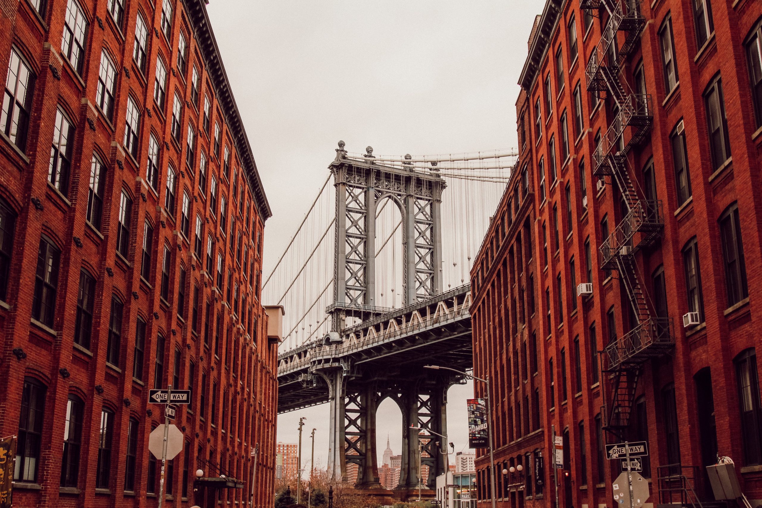 Brooklyn bridge inbetween two brick buildings