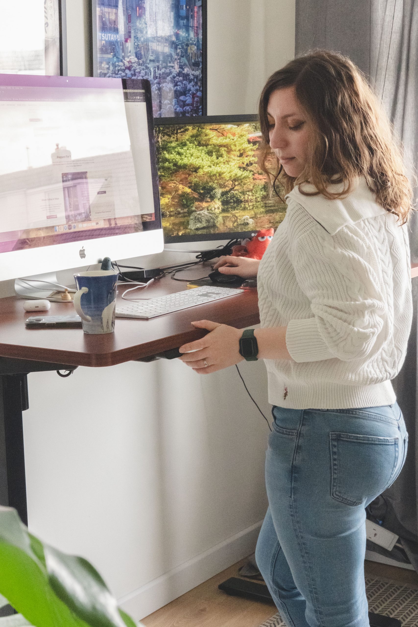 Cory adjusting the height of her desk