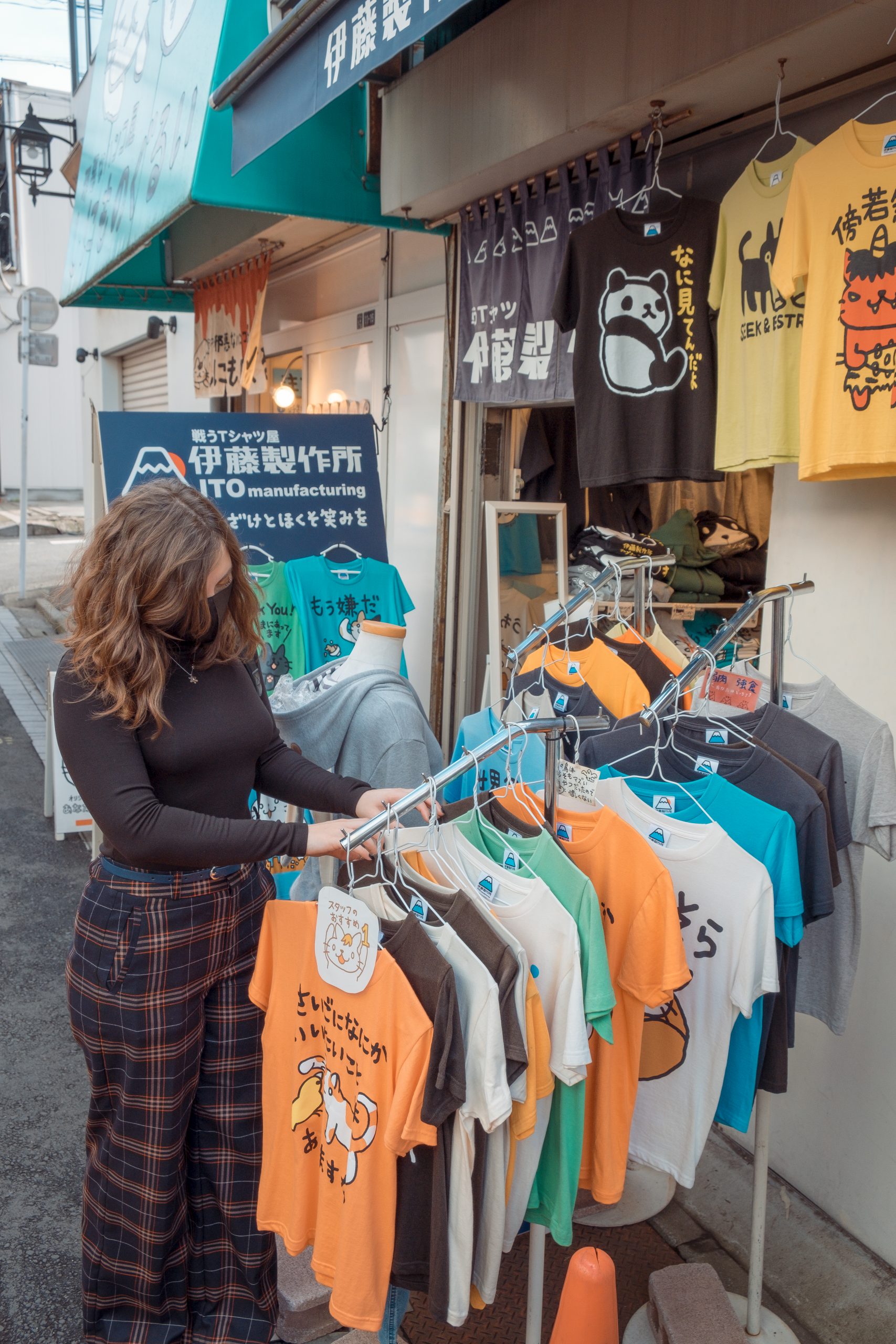 Cory browsing a tshirt souvenir