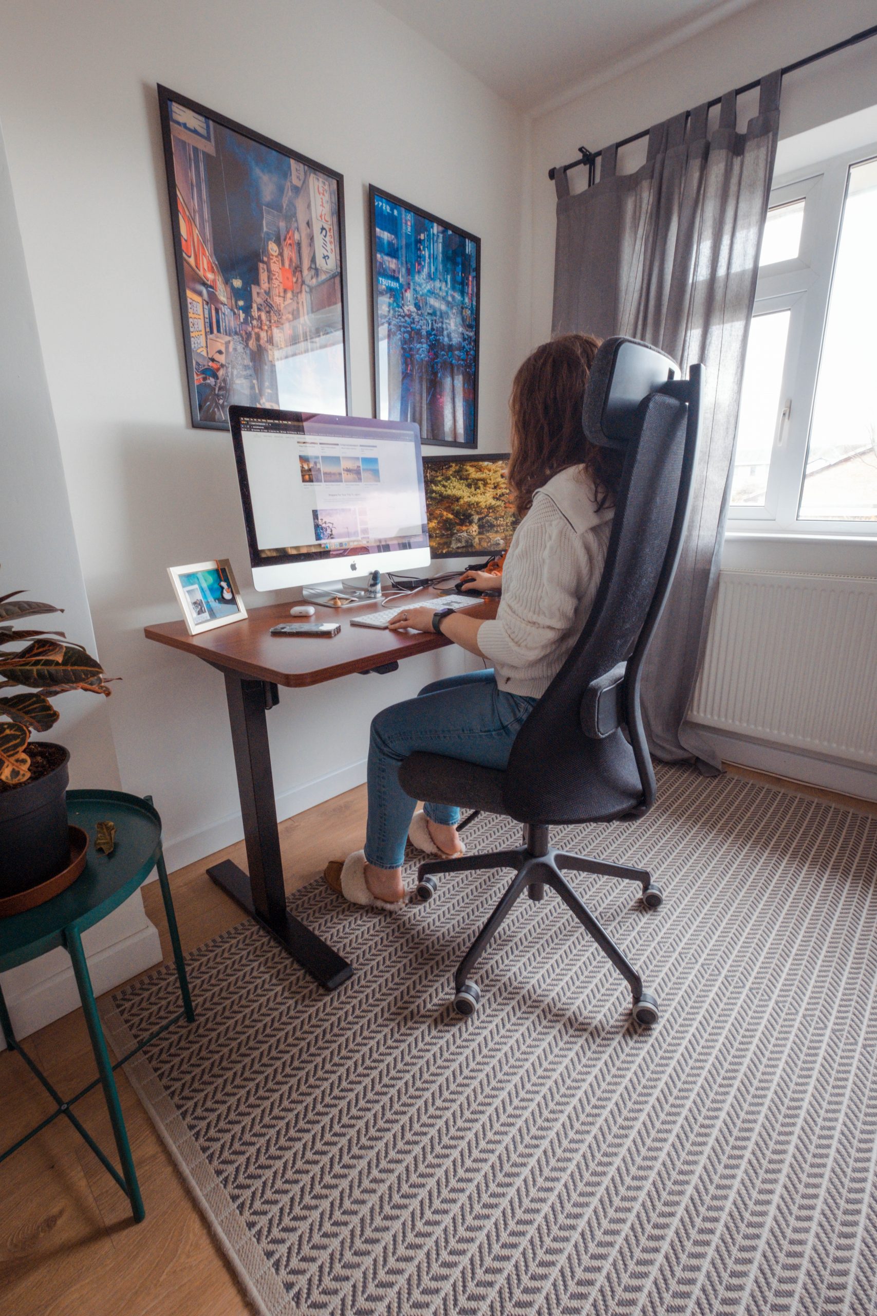 Cory sitting at her Flexispot desk