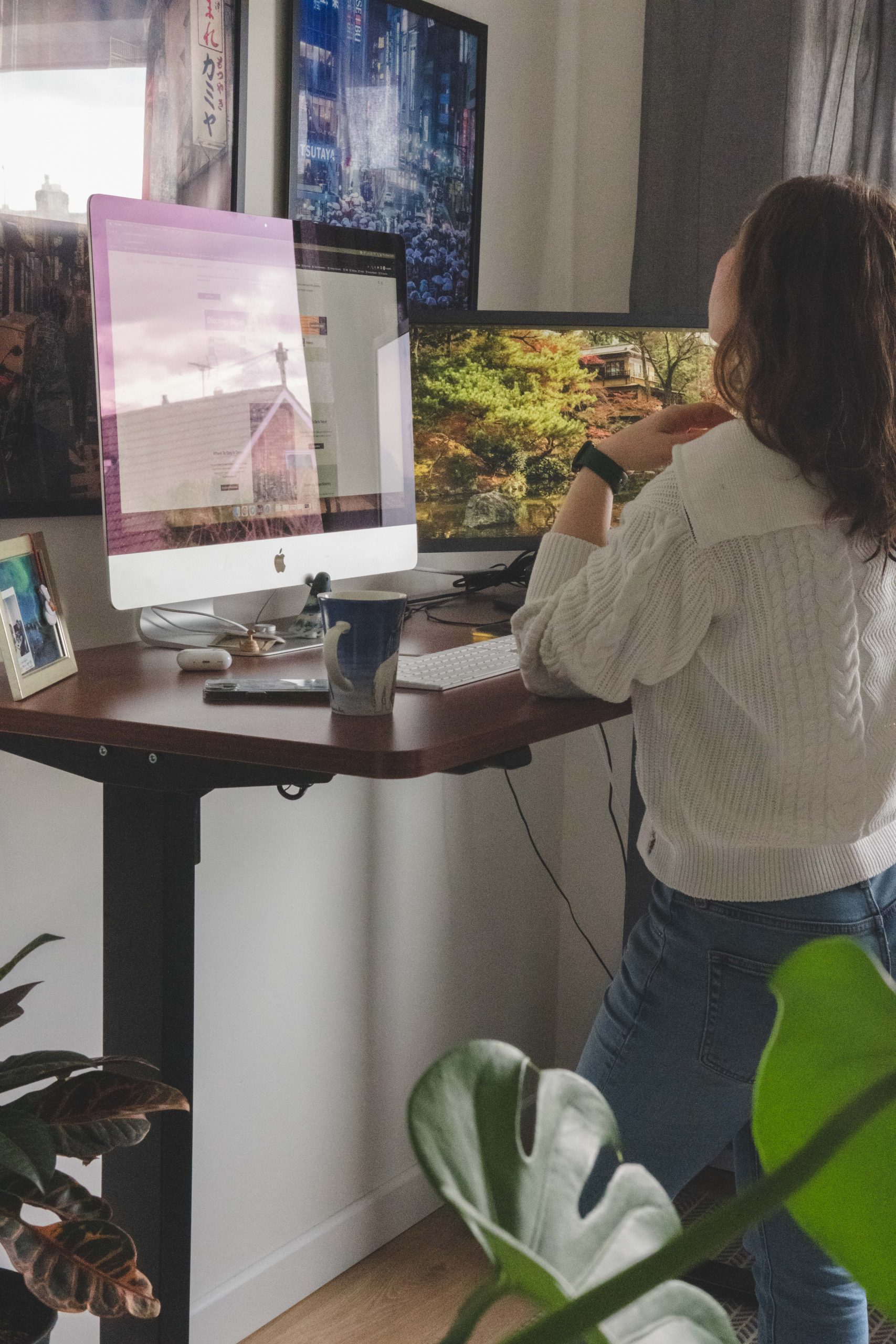 Cory working at her Flexispot standing desk
