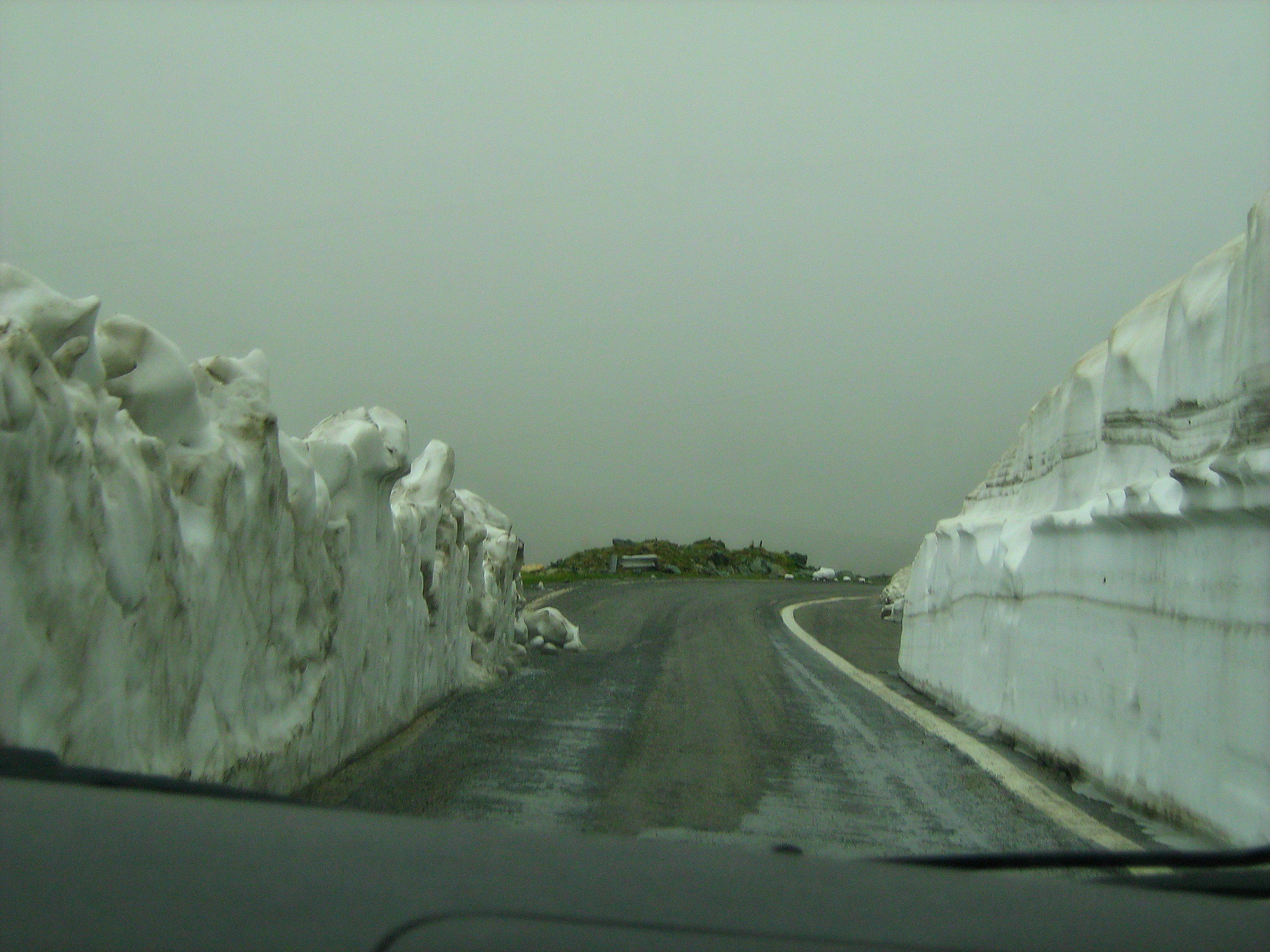 Driving Snow Wall Transfăgărășan 