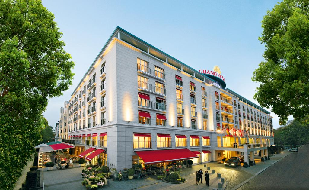 Hotel Elysee Front Entrance Hotel Elysee Front Entrance