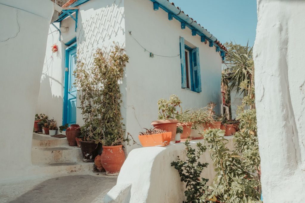 Island vibe in cute old Athens neighbourhood