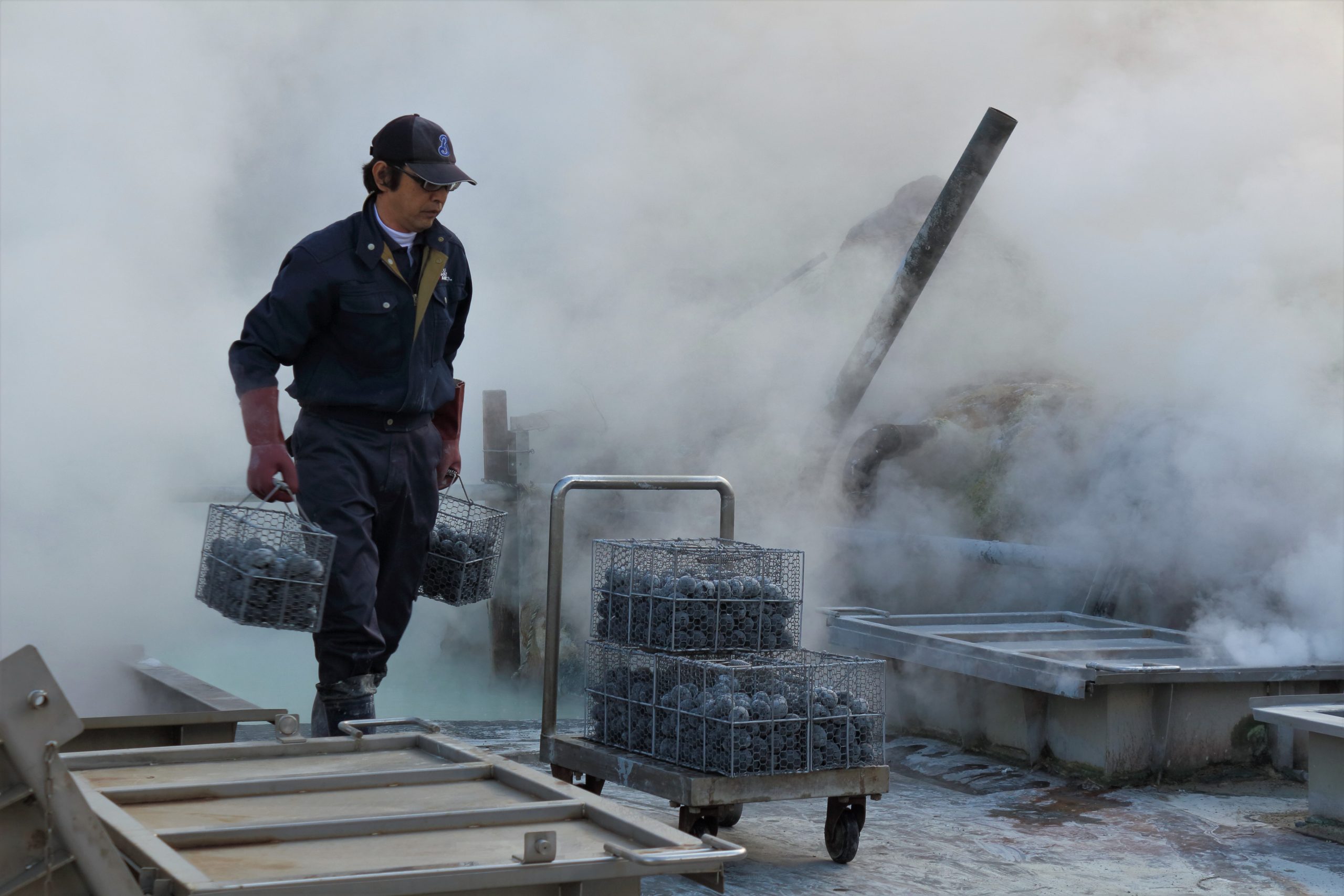 Japanese man bringing famed Hakone black eggs to sell Japanese man bringing famed Hakone black eggs to sell