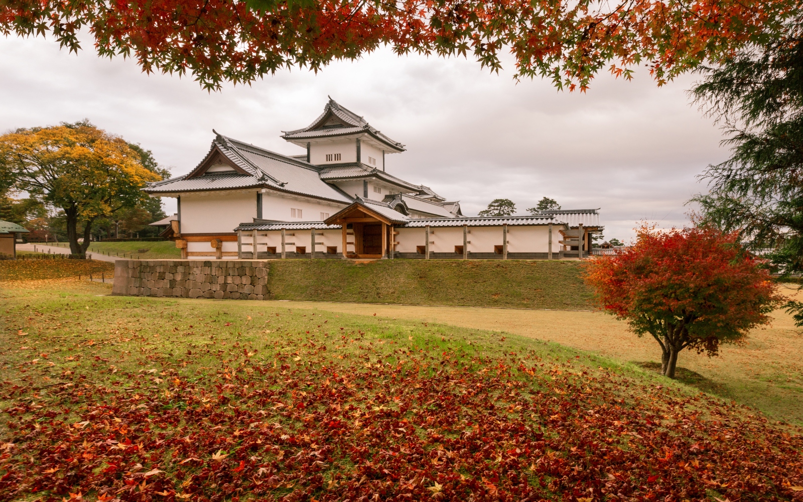 Autumn foliage at Kanazawa Castle