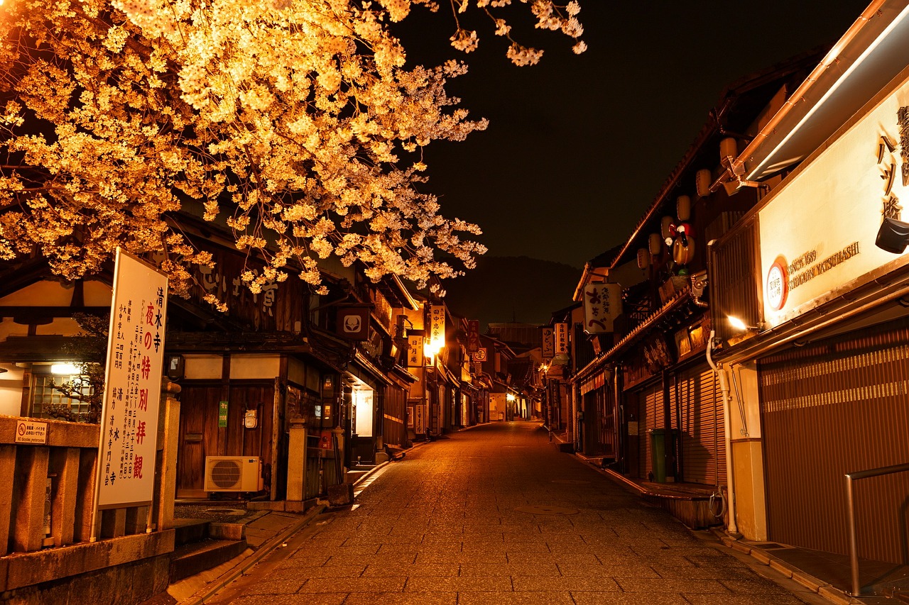 streets of Gion in Kyoto at night time