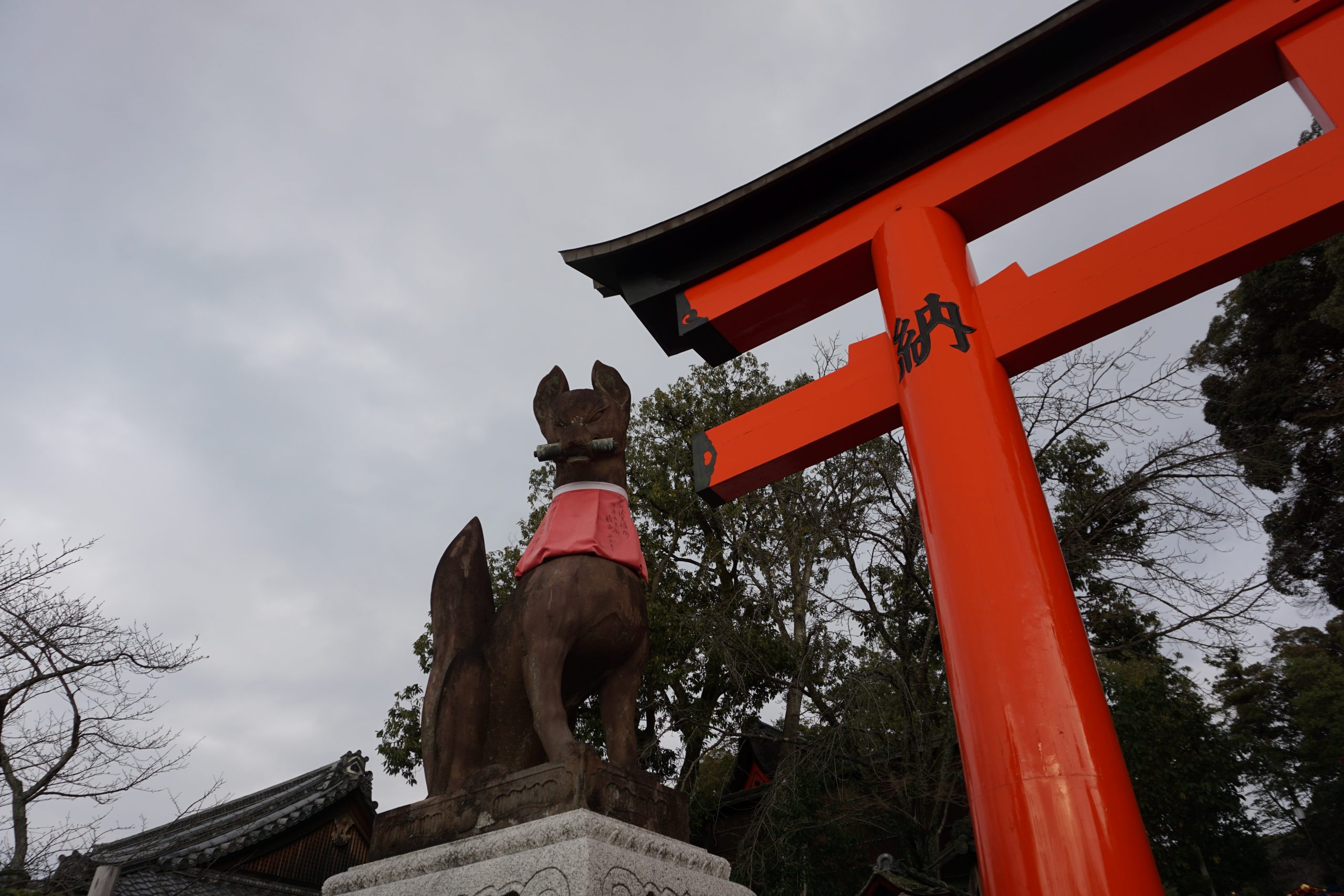 Large imposing kitsune at the main entrance of Fushimi Inari Shrine