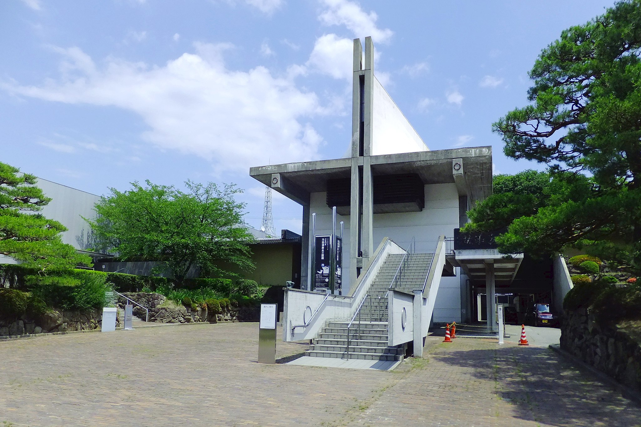 Nagano Prefectural Shinano Art Museum - 掬茶, CC BY-SA 3.0, via Wikimedia Commons Nagano Prefectural Shinano Art Museum