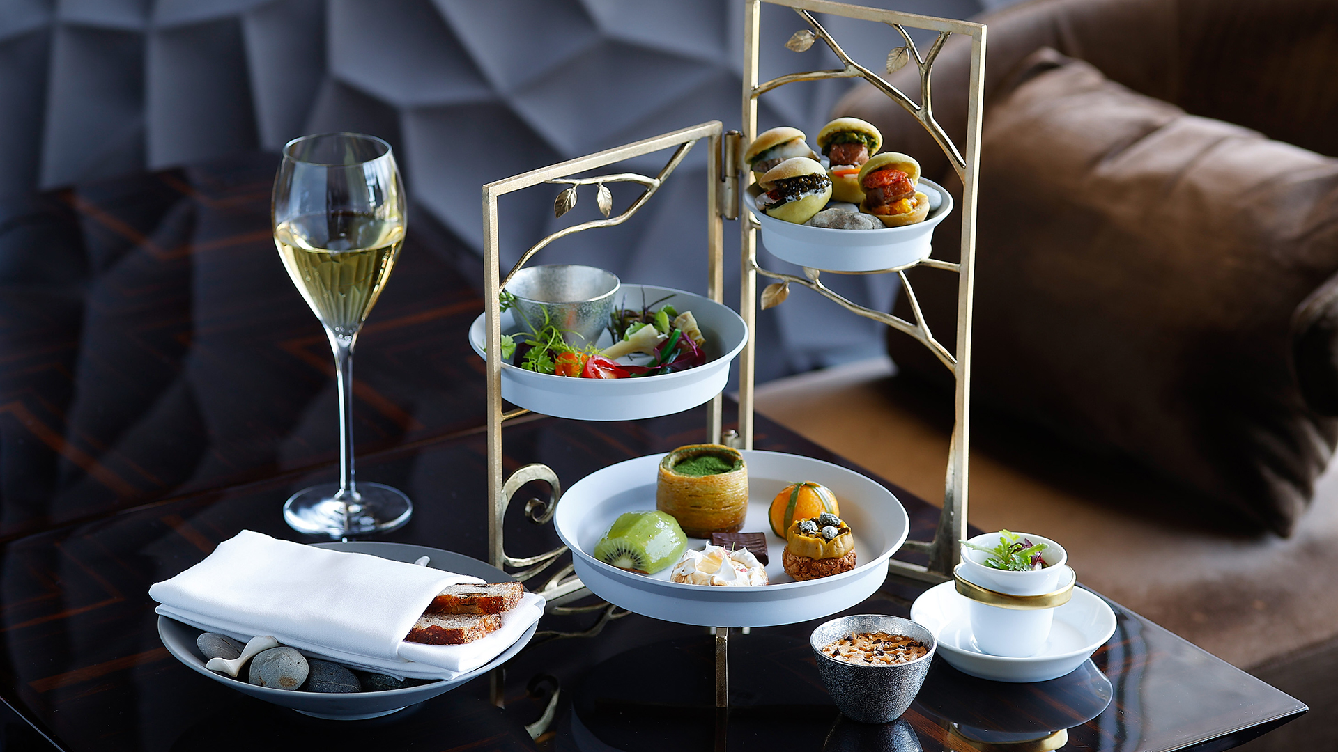 PAlace Hotel Tokyo Lounge Bar Price - afternoon tea terre et mer - Image credit: Palace Lounge Hotel Tokyo