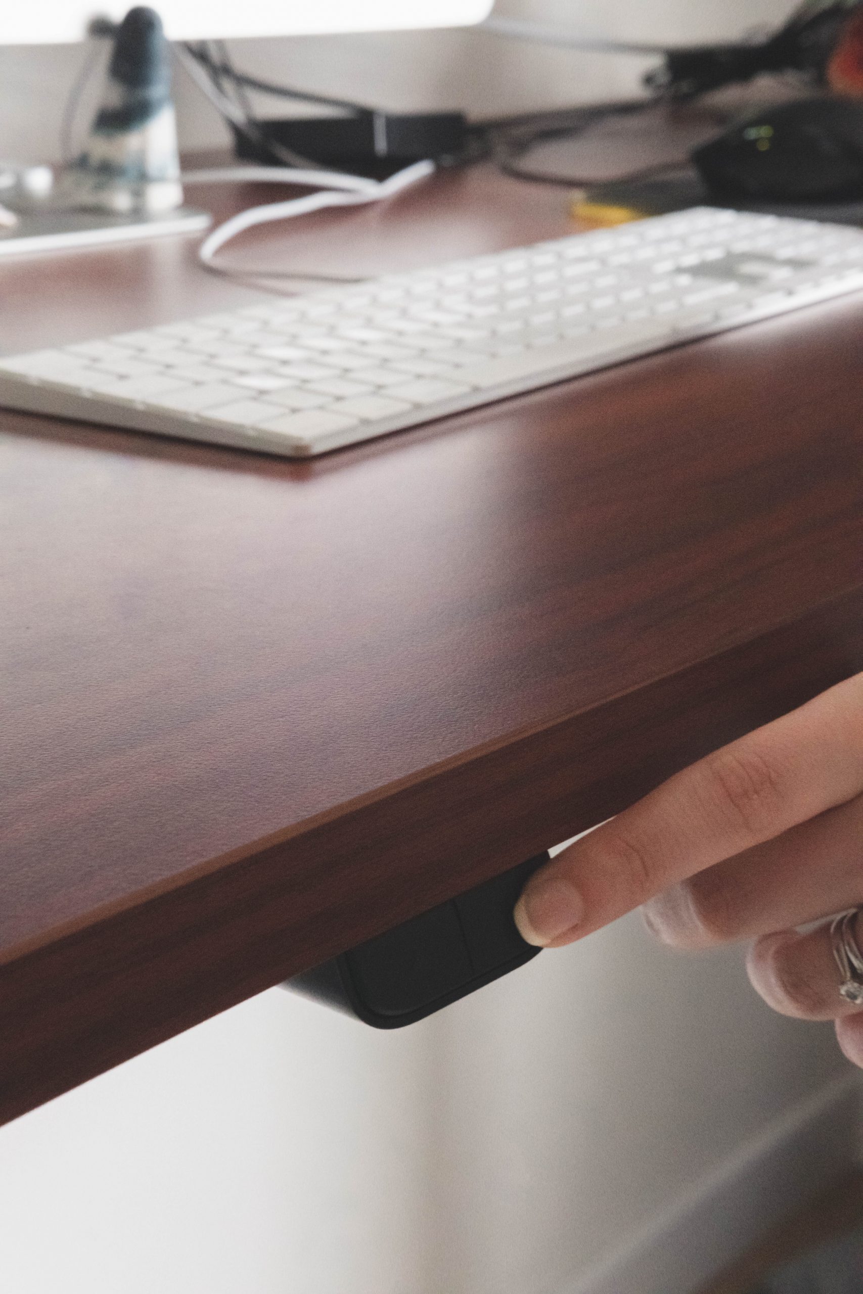 Pressing just one button to adjust the Flexispot desk