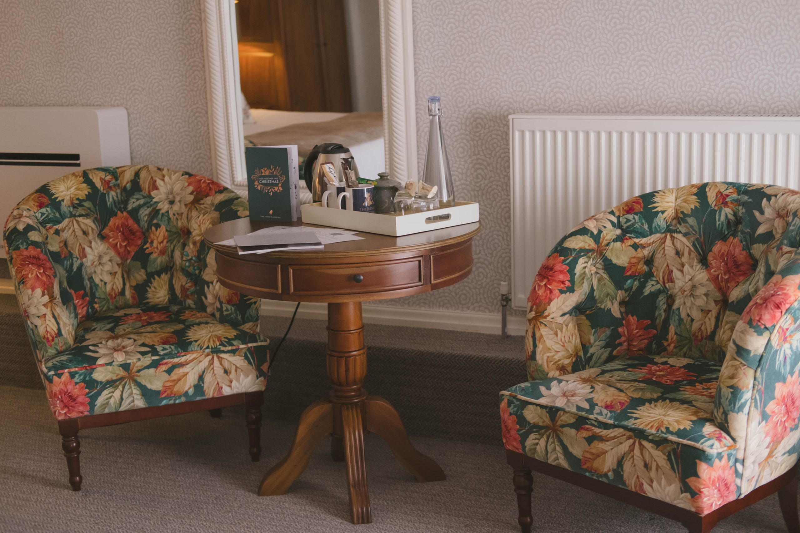 seating room in the Character bedroom at the judges lodge