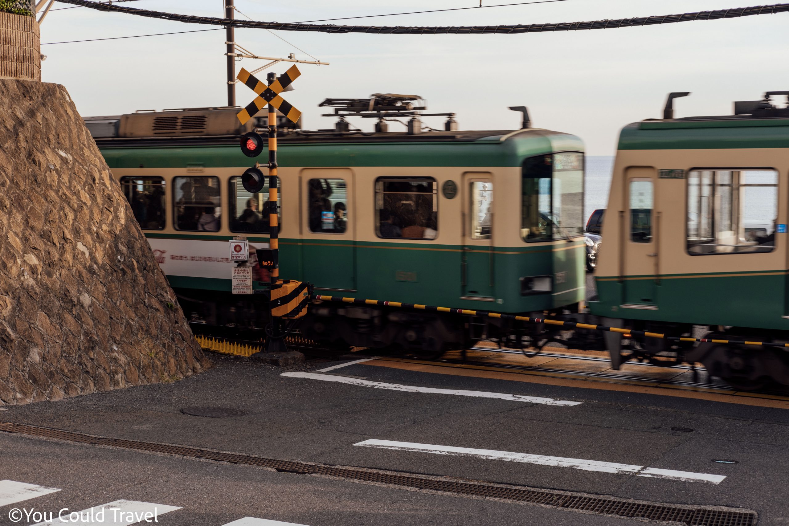 The enoden train line before the Kamakurakōkōmae Station station