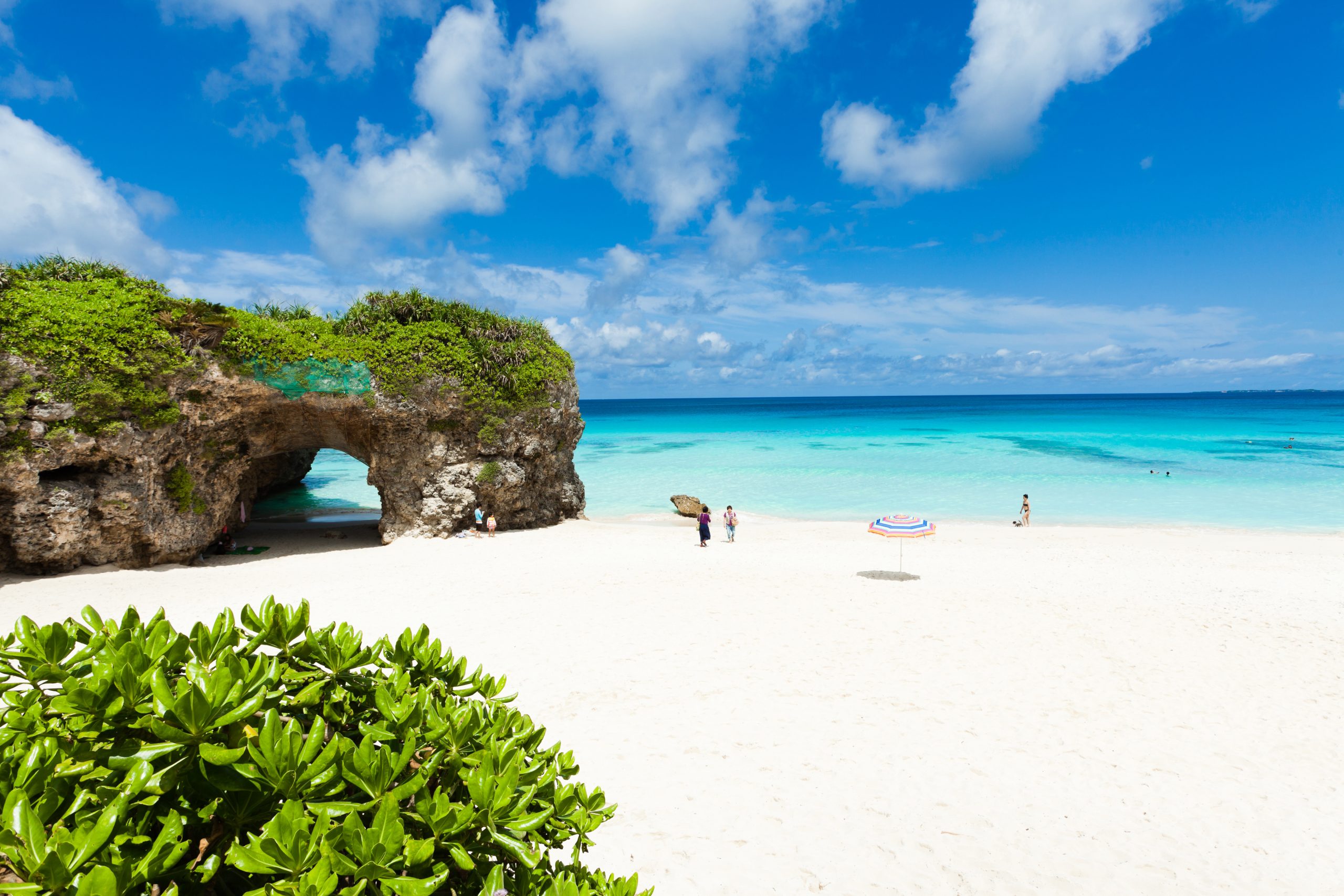 The stunning beaches of Okinawa with white sand