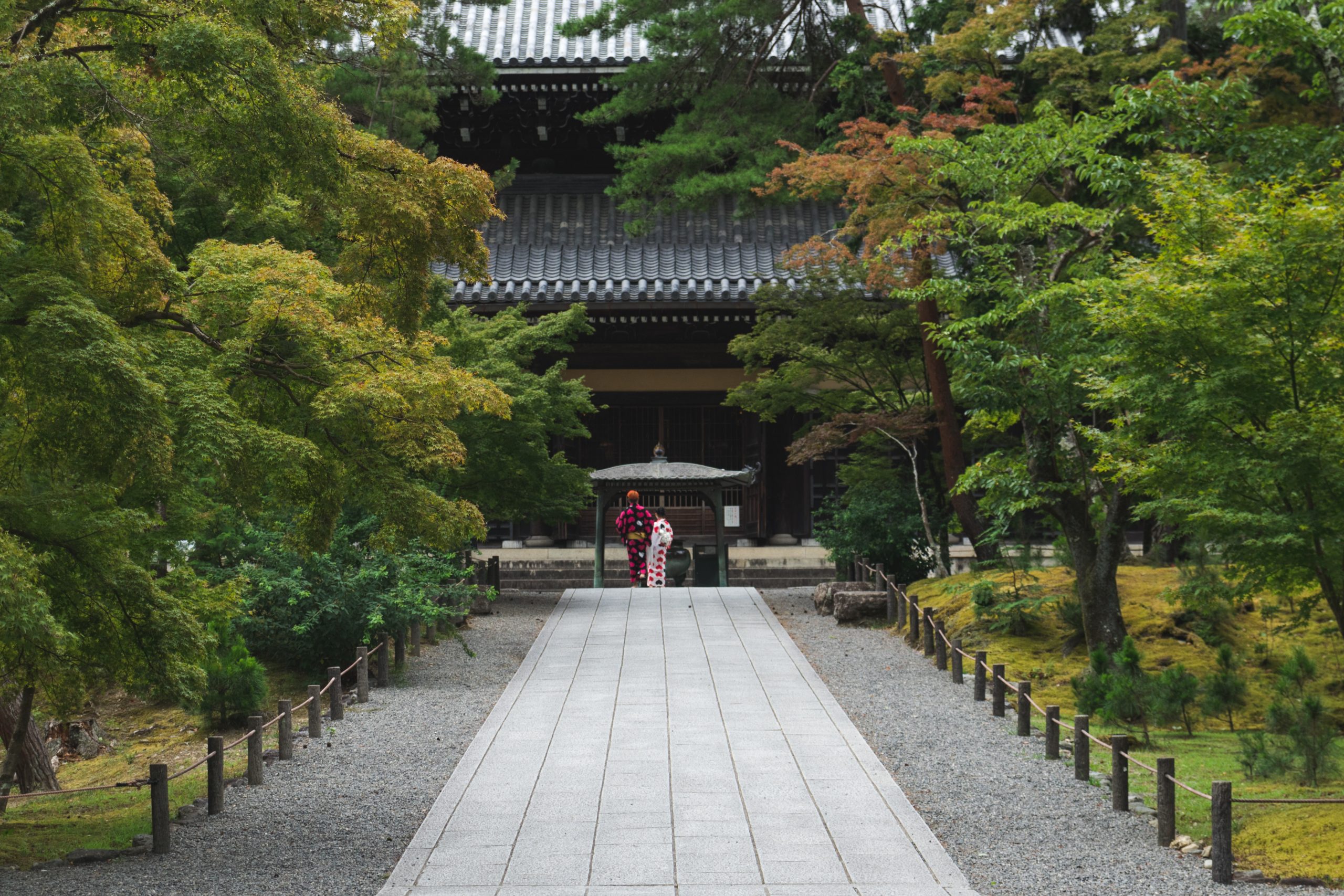 Two locals dressed in kimonos at Nanzen-ji in Kyoto