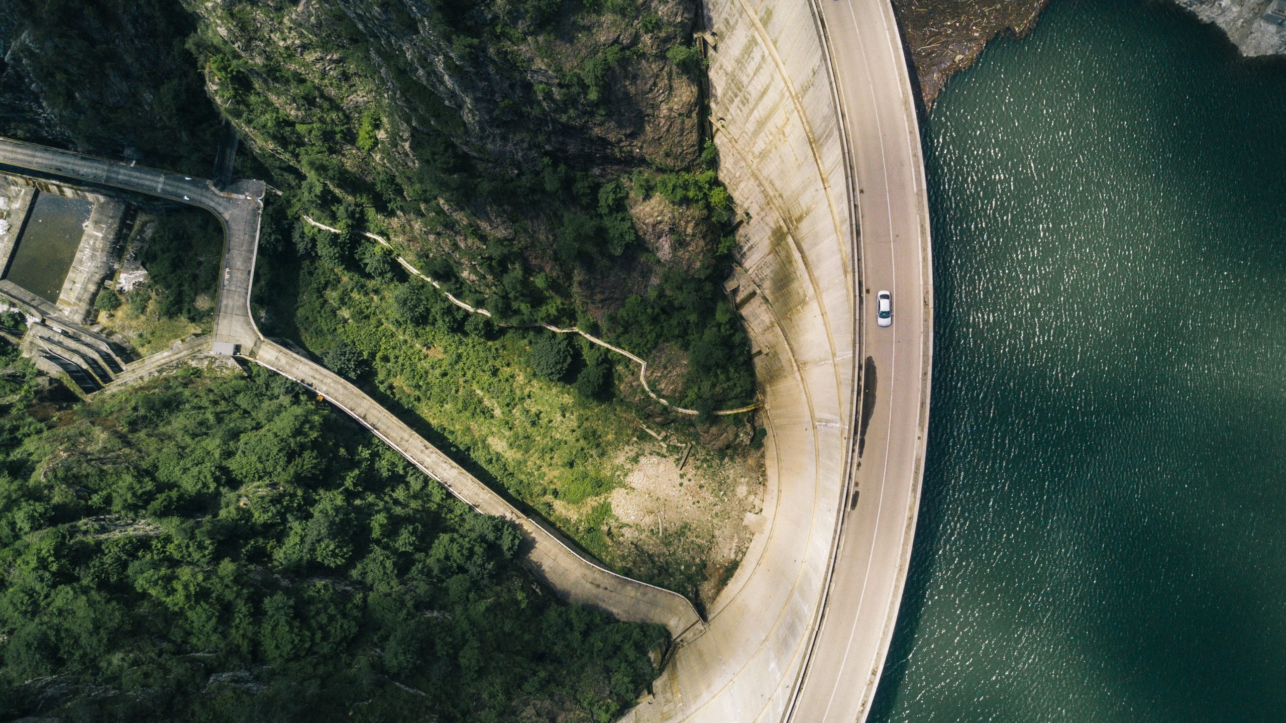 Vidraru dam as seen from above - en route to Transfagarasan