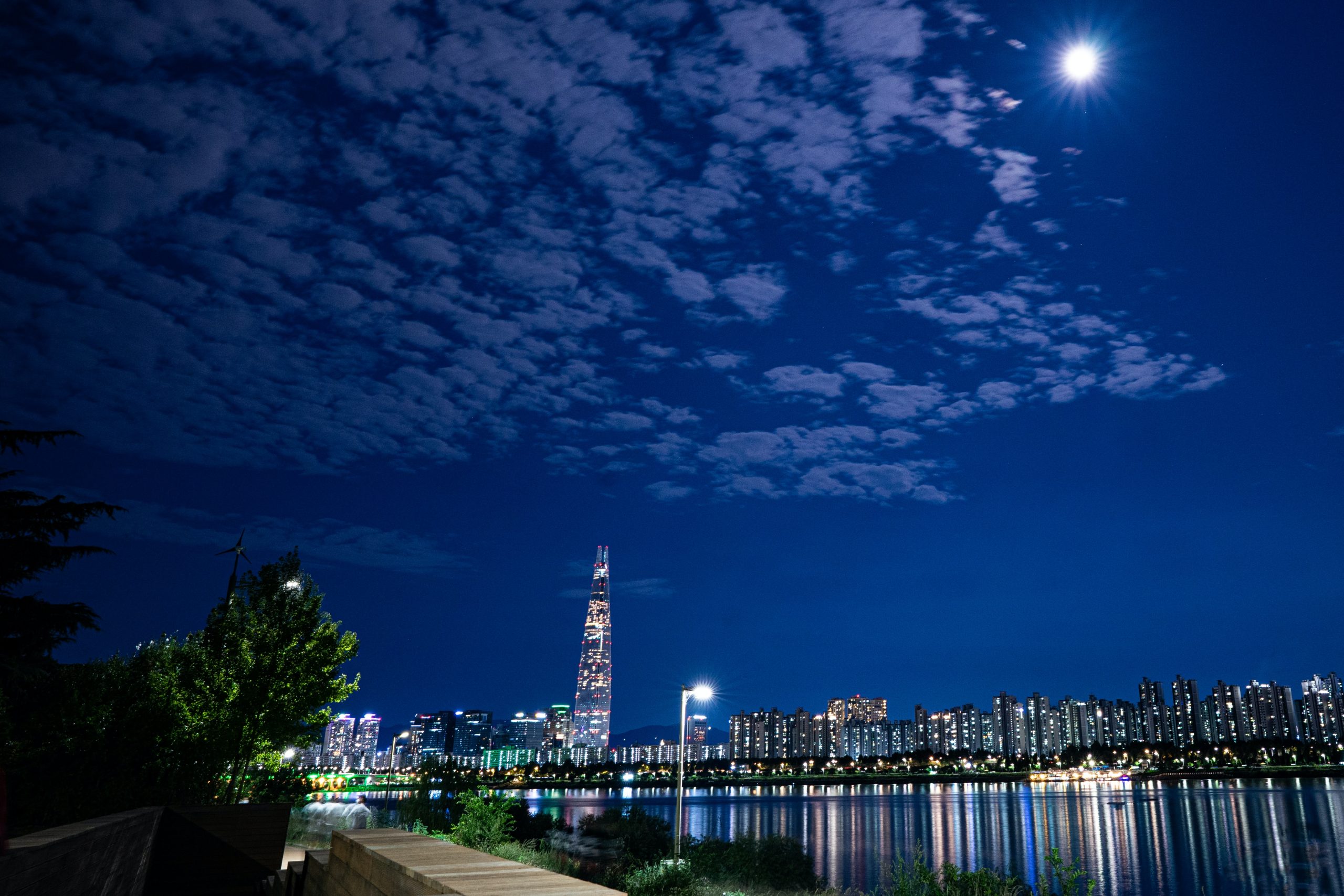 Lotte Tower at night