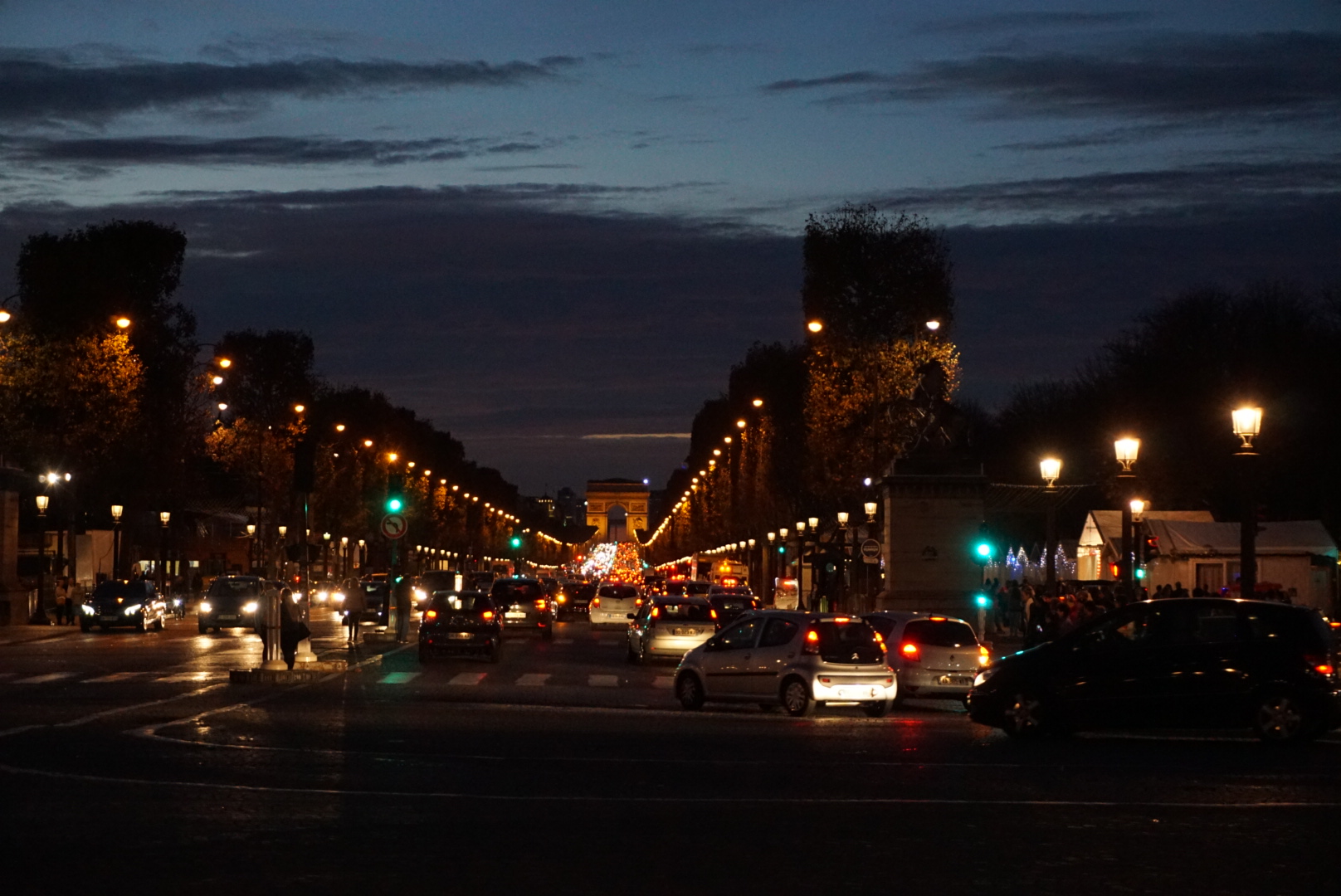 Walking around the major artery of the 8th neighbourhood in Paris, the Champs Elysees