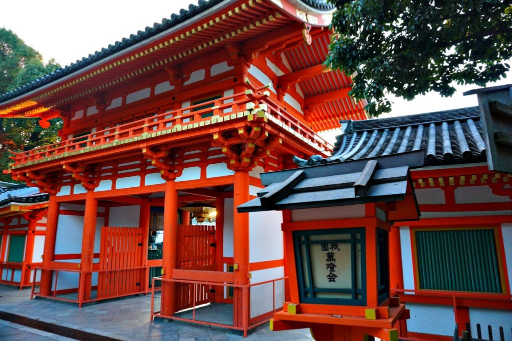 Entrance to Yasaka Shrine, with its highly recognizable vermilion gate 